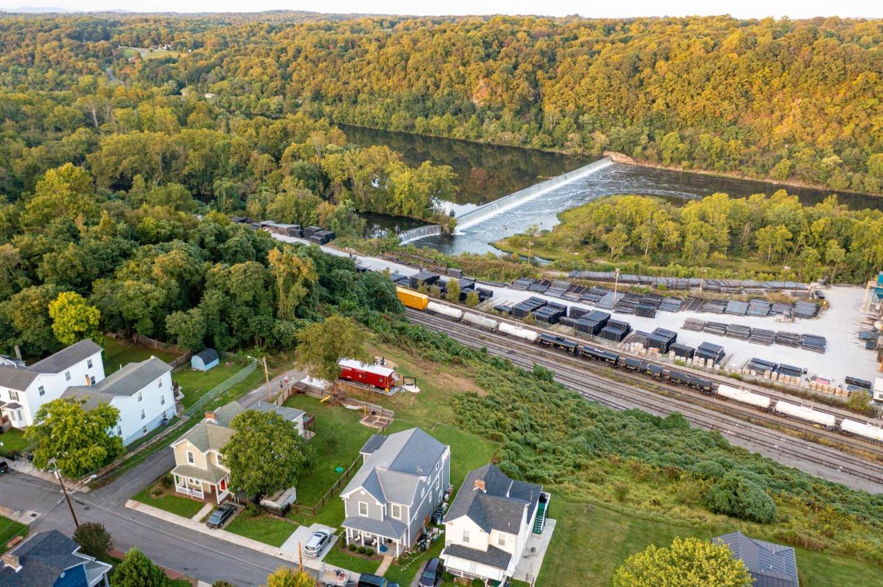 Train Caboose & River Views Near Downtown Lynchburg Exterior foto